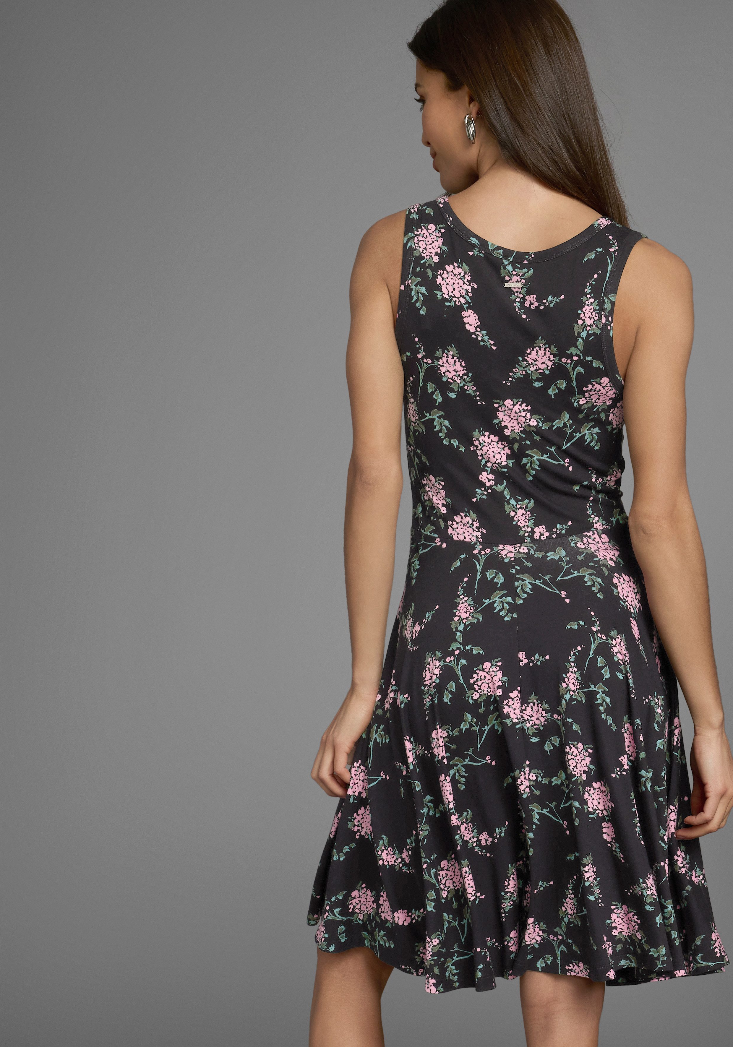 Laura Scott Sommerkleid figurbetonte Passform, femininer Stil, aus Viskosem günstig online kaufen