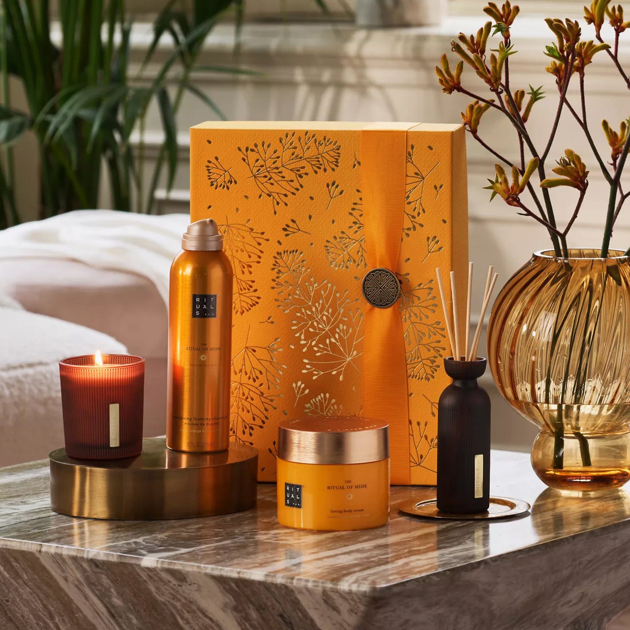 Rituals Pflege-Geschenkset Luxus-Pflegeset Limited Edition Mehr Geschenkset L 2025, 4-tlg., 4-teiliges Pflegeset mit Duschschaum, Body Cream, Kerze & Duftstäbchen