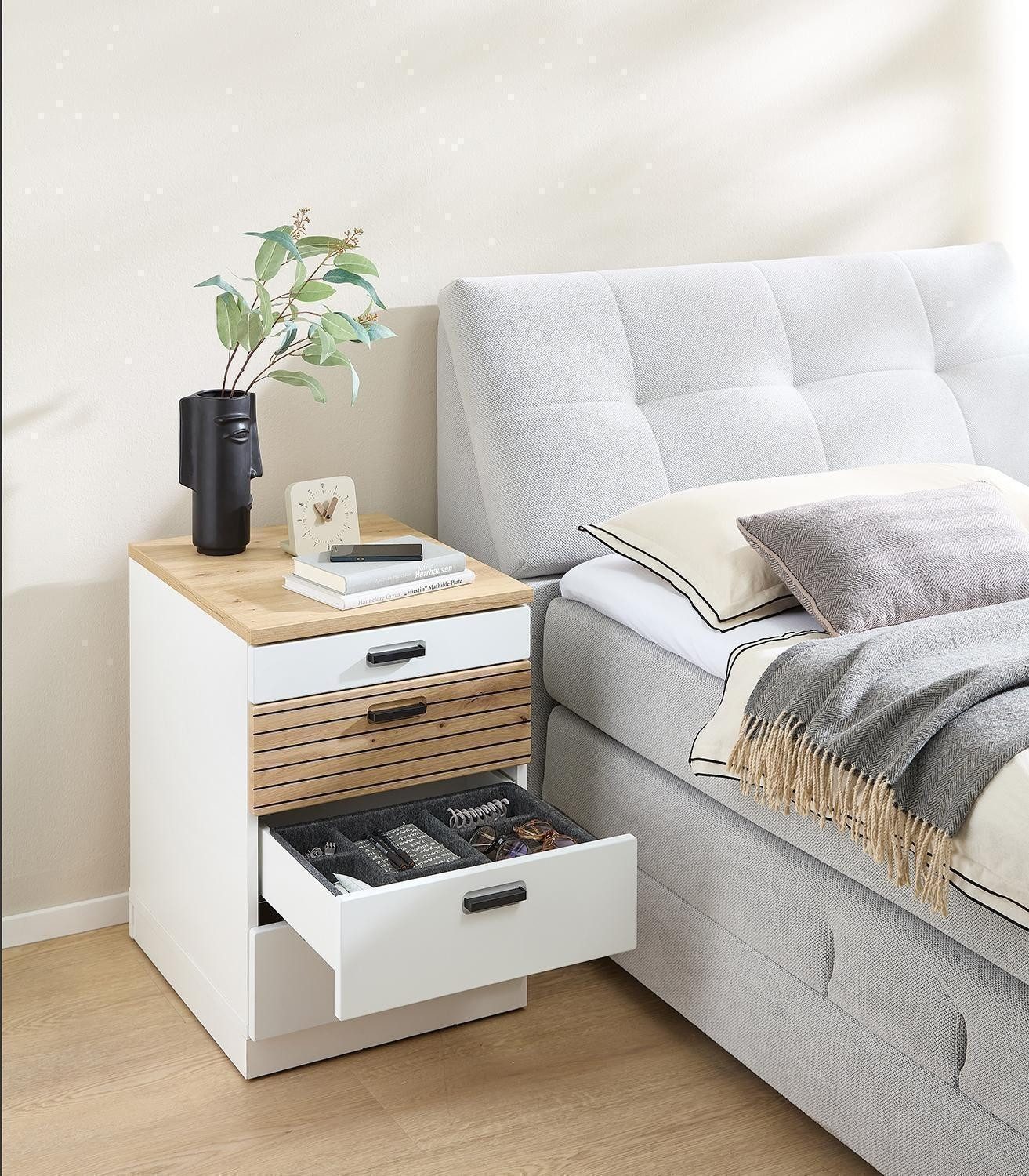 Innostyle Nachtkommode GLENN, Artisan Eiche Dekor, Weiß, 3 Schubladen, mit Rollen, B 45 x H 66 x T 55 cm