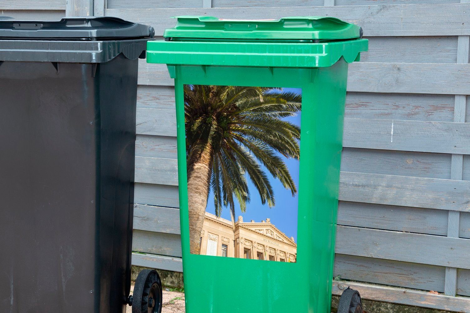 einem Eine Sizilien Wandsticker Palme Abfalbehälter in Mülltonne, Italien Container, (1 St), Sticker, Mülleimer-aufkleber, MuchoWow Messina Hotel vor