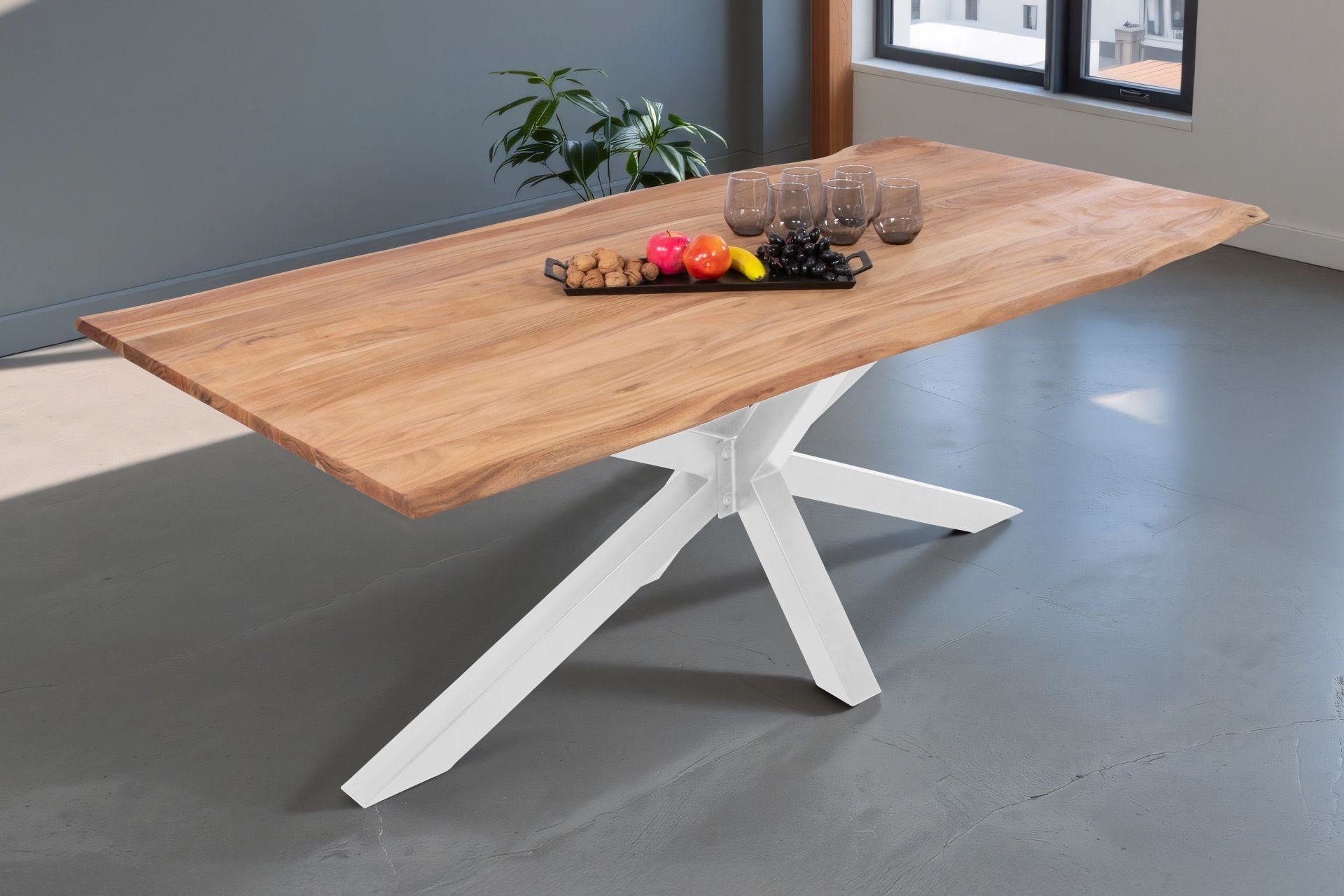 SAM® Baumkantentisch Nimero, Akazienholz, Baumkante, Metallgestell Spider-Form, bis 3 Meter