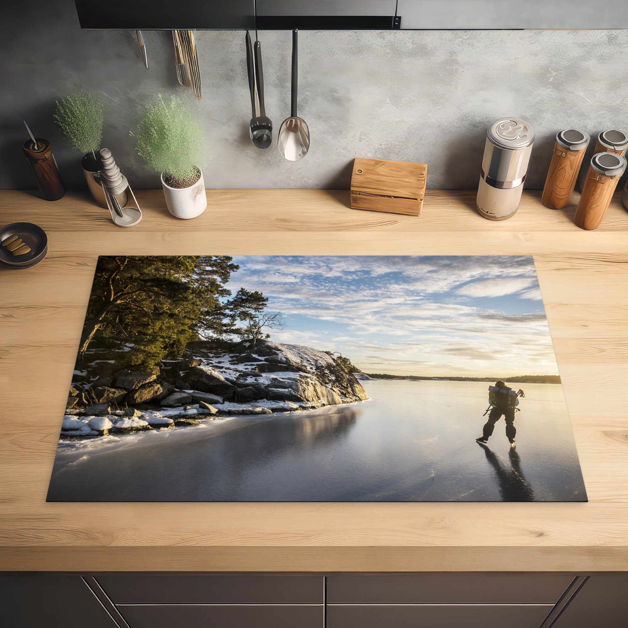 Schutz für Mann Ceranfeldabdeckung Ein Sonnenuntergang cm, Induktionskochfeld Vinyl, durch küche, bei tlg), 81x52 Landschaft, die fährt die Schlittschuh Herdblende-/Abdeckplatte MuchoWow (1