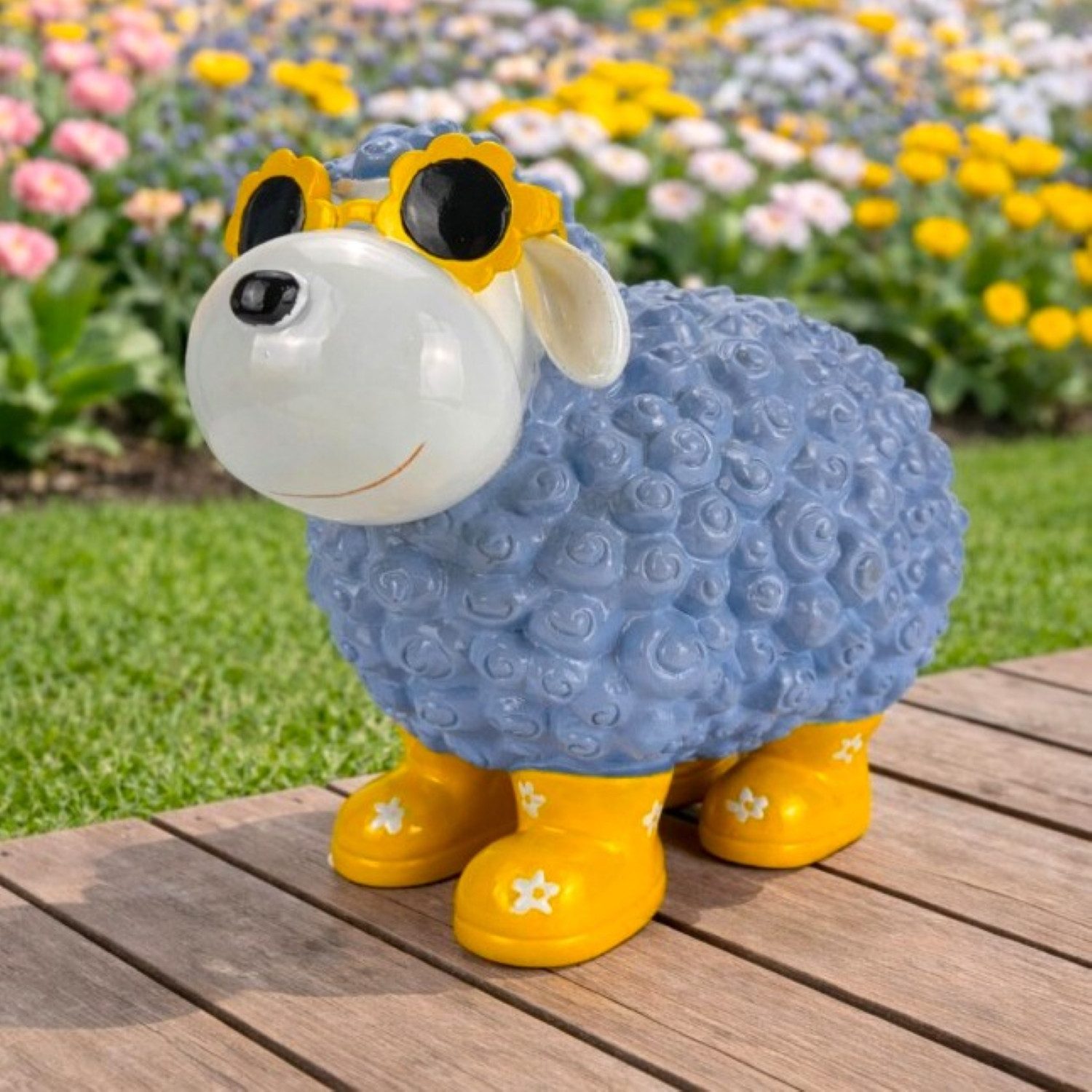Online-Fuchs Gartenfigur cooles Schaf mit Sonnenbrille - Deko Figuren Garten, Balkon & Terrasse, (mit Blumensonnenbrille, wetterfest), aus langlebigem Kunstharz gefertigt, für außen geeignet - 30 cm groß