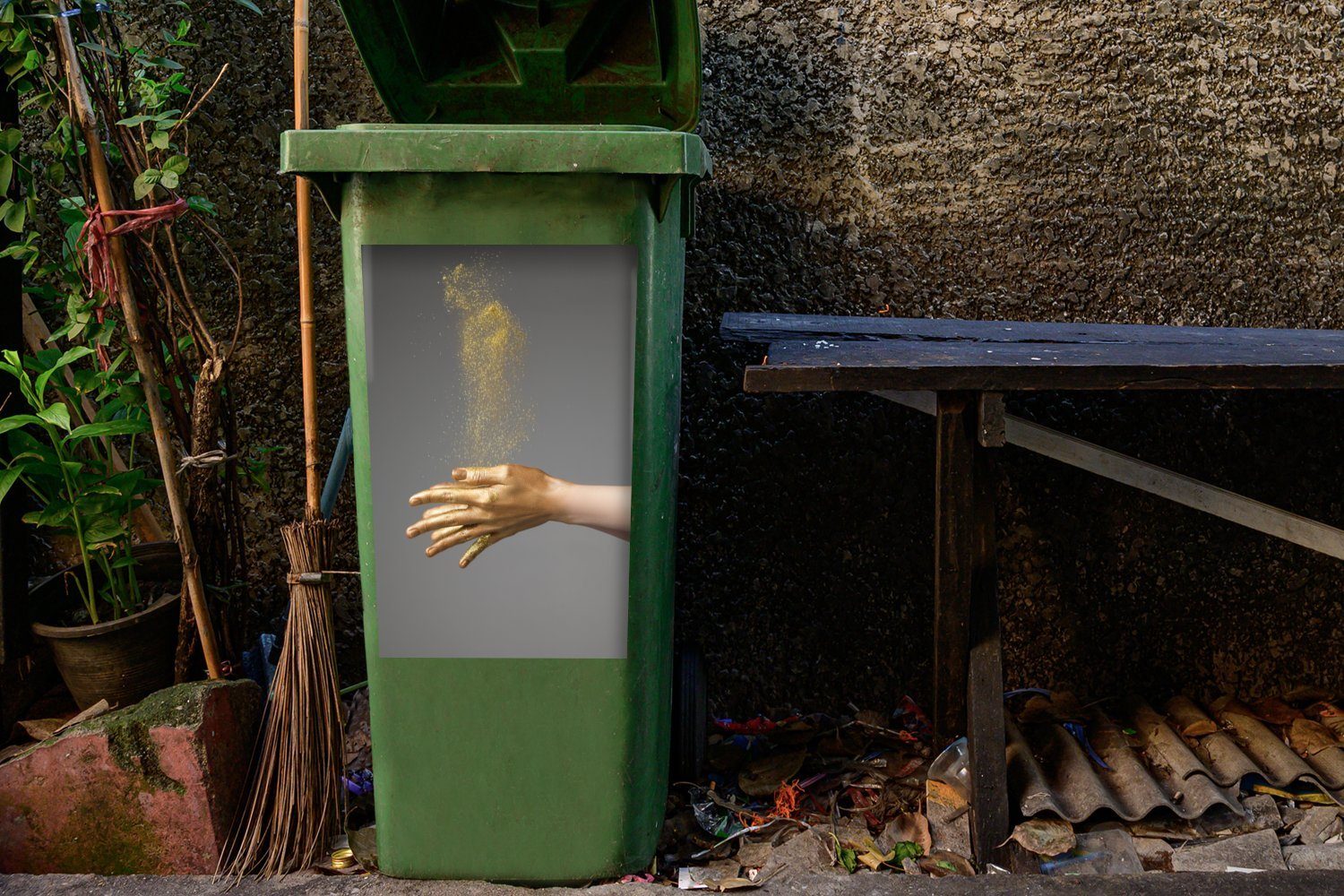 Glitzerwolke einer goldgefärbten mit Frau Container, Abfalbehälter (1 und Mülltonne, Händen St), MuchoWow Wandsticker Sticker, Mülleimer-aufkleber,