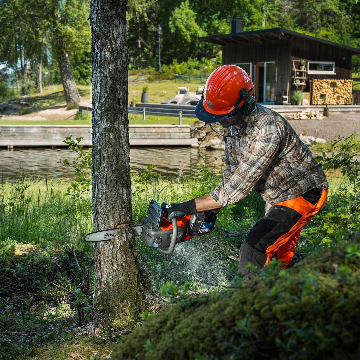 Husqvarna Akku-Kettensäge 242i, 35.6 cm Schwertlänge, ohne Akku und Ladegerät, Hohe Leistung, Heavy-Duty für Brennholz & Fällarbeiten zu Hause