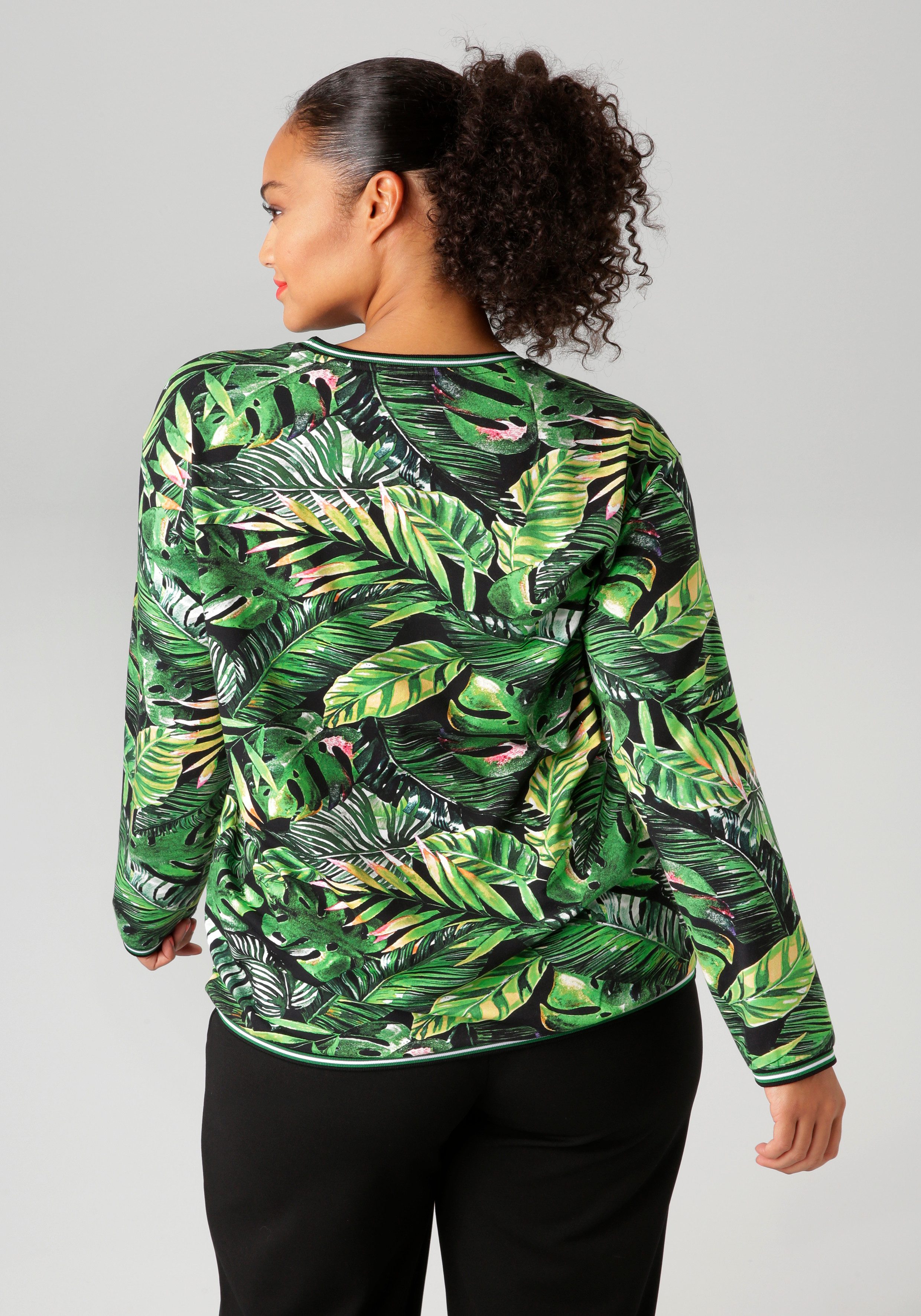 Aniston PLUS Sweatshirt mit farbenfrohen, tropischen günstig online kaufen