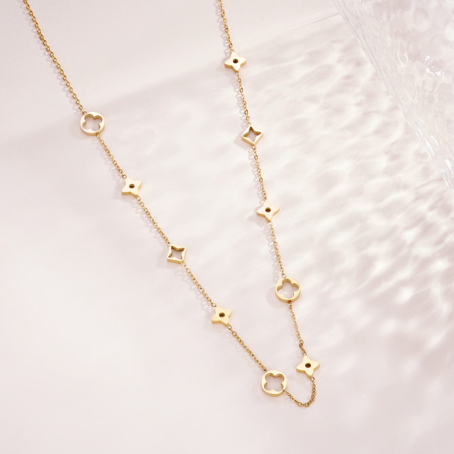 KARMA Edelstahlkette Damenhalskette Klee Gold 43 cm Edelstahl wasserfest & antiallergisch (Kette modern Kleeblatt Edelstahlhalskette, 1-tlg), Halskette Damen Kette Damenschmuck