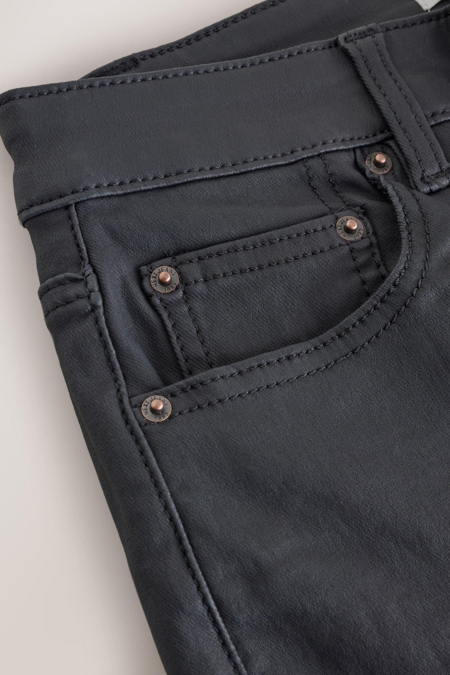 Next Bootcut-Jeans Beschichtete Bootcut Jeans, Kurzgröße (1-tlg)