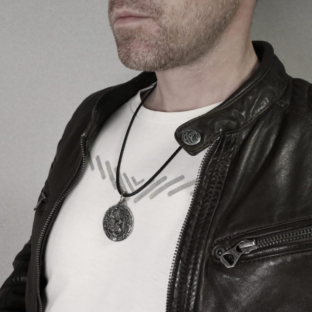 DALMARO Kette mit Anhänger Lederkette Edelstahlkette 316L GOTHIC AMULETT, Herren Halskette Biker / Wikinger Kette - Schmuckbox