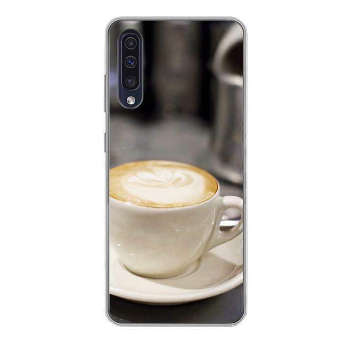 MuchoWow Handyhülle Eine Tasse Cappuccino steht auf dem Tresen Handyhülle Samsung Galaxy A50 Smartphone-Bumper Print Handy
