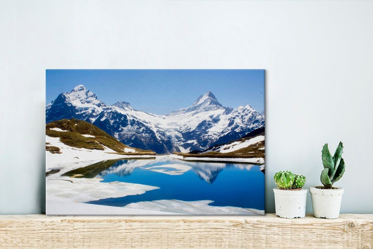 OneMillionCanvasses® Leinwandbild Spiegelung der in cm (1 St), in Berge schneebedeckten Aufhängefertig, Leinwandbilder, Wandbild Schweiz See, 30x20 einem Wanddeko, der