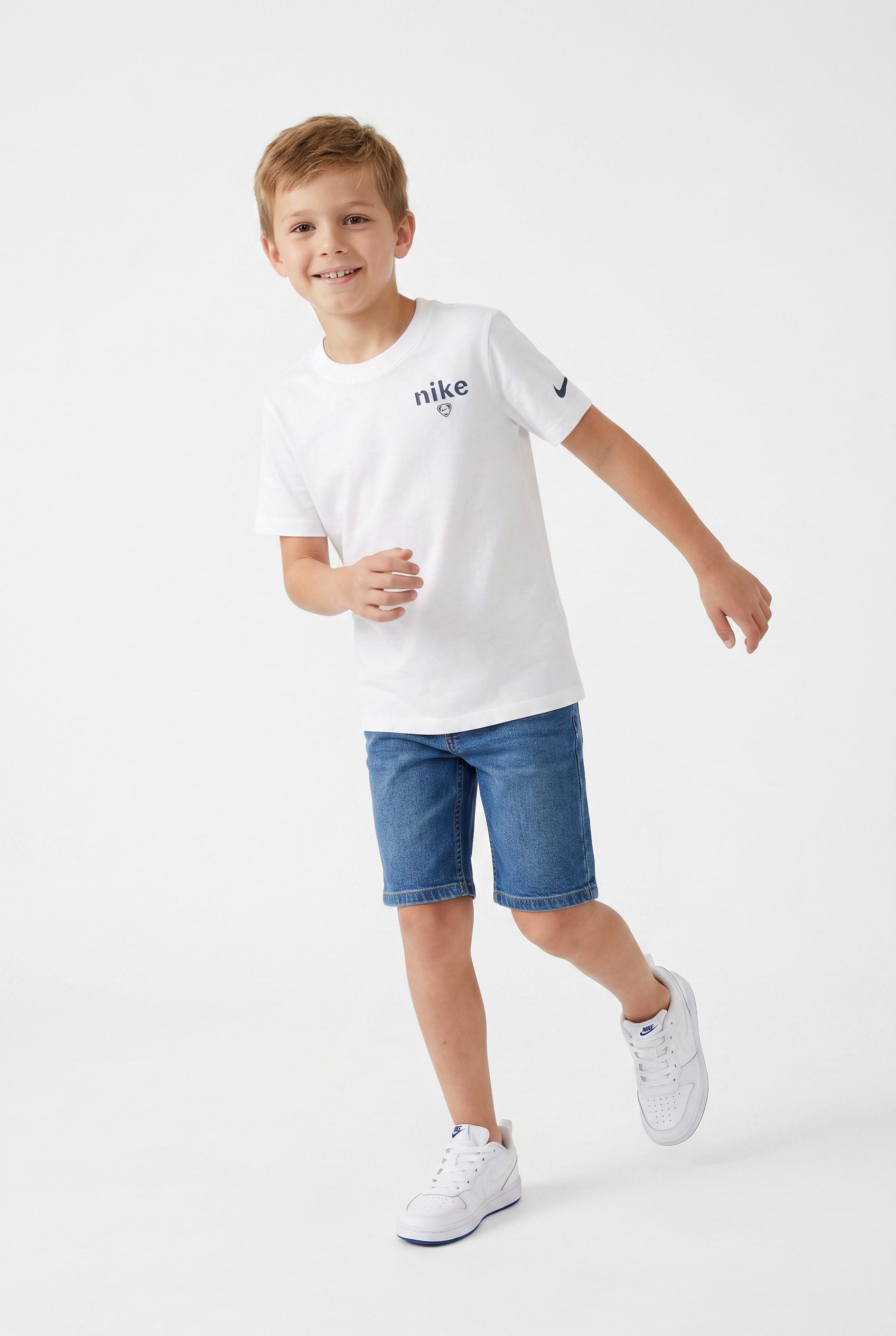 Nike Sportswear T-Shirt NKB NIKE WORLD CUP GRAPHIC TEE sportlicher Stil, für sportliche Aktivitäten geeignet, T-Shirt-Form
