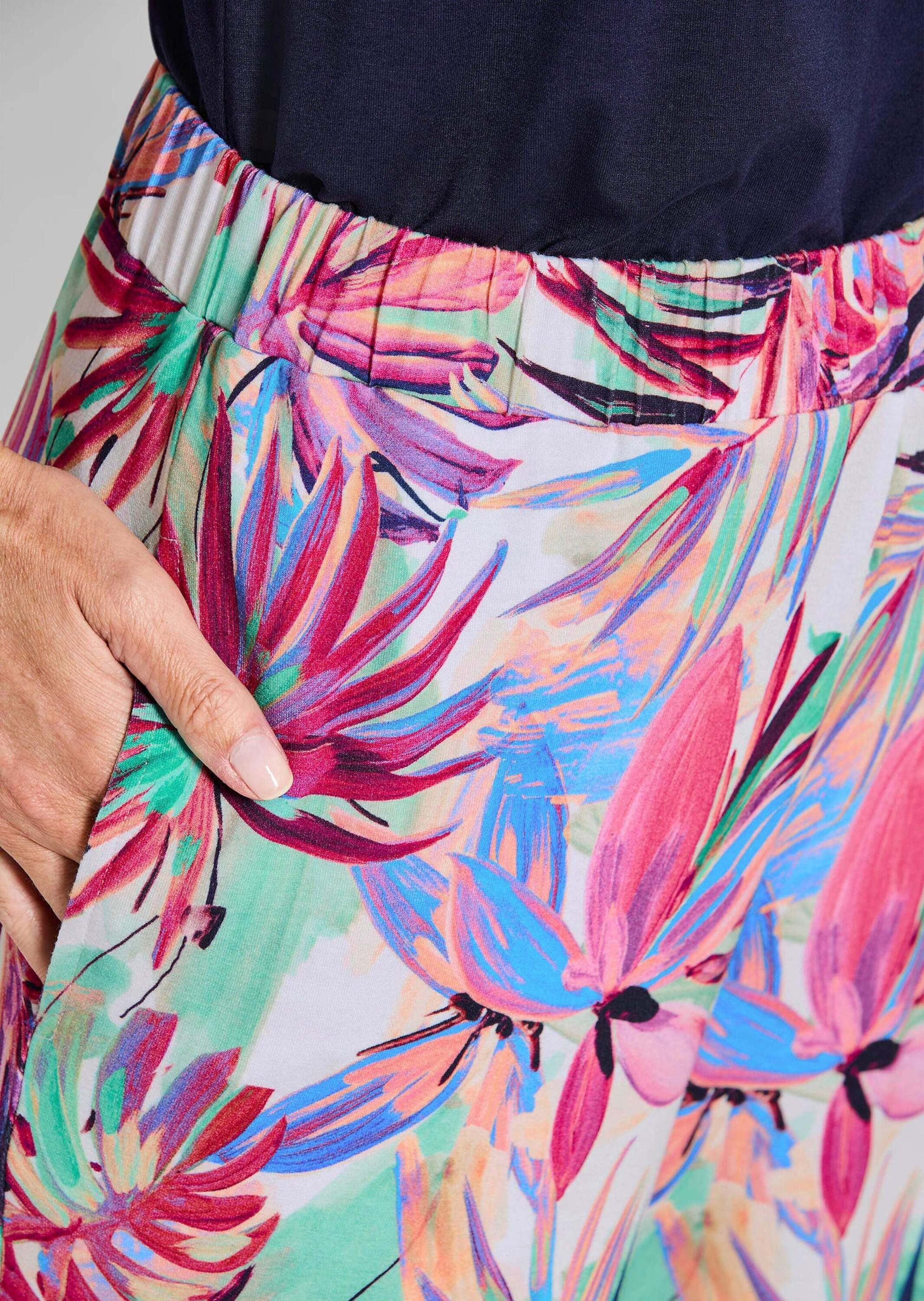 GOLDNER Schlupfhose Jerseyhose mit Palmen-Print Stretchhose mit elastischem Bund, Eingriffstaschen und 7/8-Länge – Bild 5 von 5