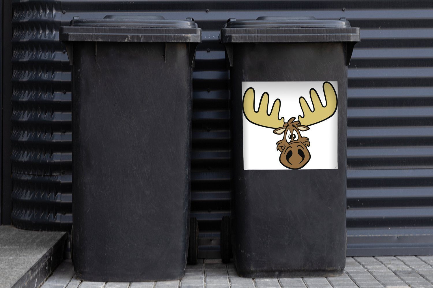 Abfalbehälter Mülltonne, Sticker, MuchoWow cartoonartigen Eine vor Container, eines Elchs einem Illustration St), weißen Mülleimer-aufkleber, (1 Wandsticker