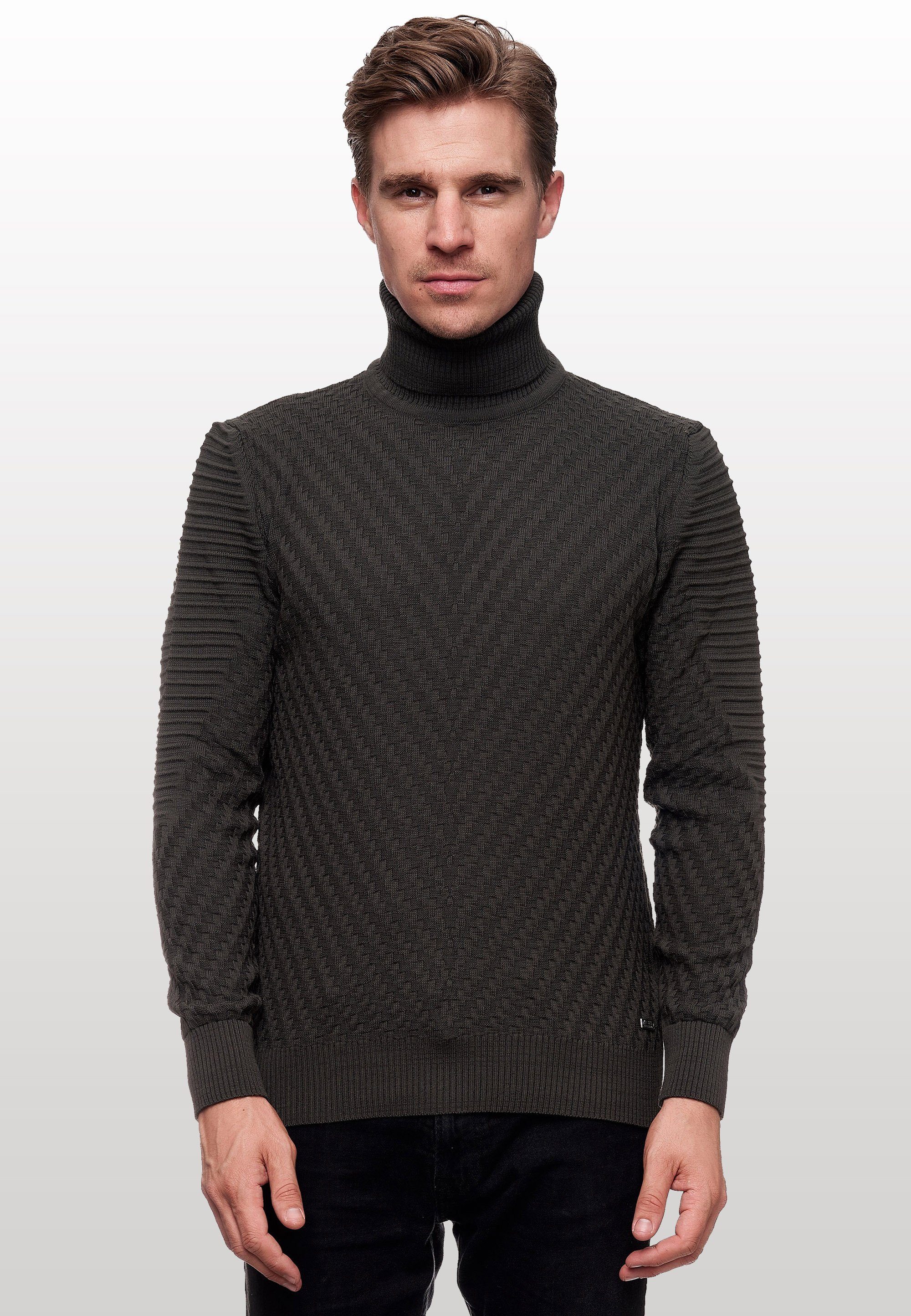 Rusty Neal Rollkragenpullover in stilvollem Feinstrick
