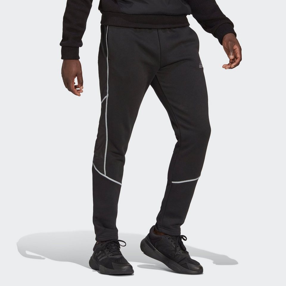 adidas Sportswear Jogginghose ESSENTIALS REFLECT-IN-THE-DARK FLEECE HOSE (1- tlg), Eine warme Jogginghose mit reflektierenden Linien und