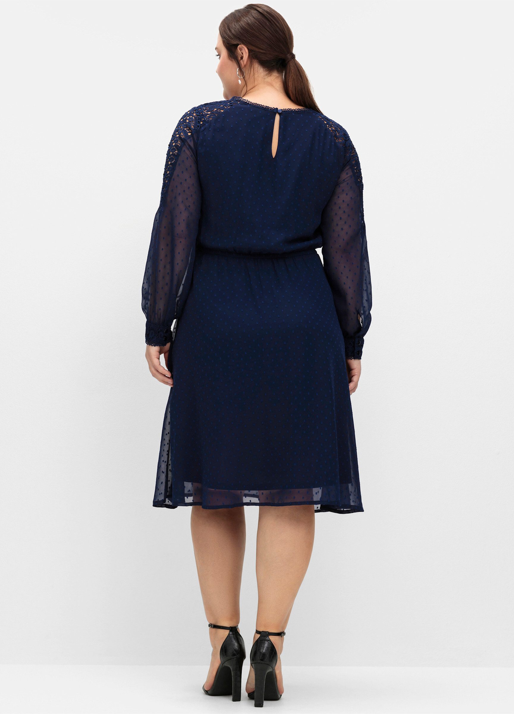 Sheego Etuikleid Cocktailkleid Langarm aus Dobby-Chiffon, mit Spitze am Ärmel