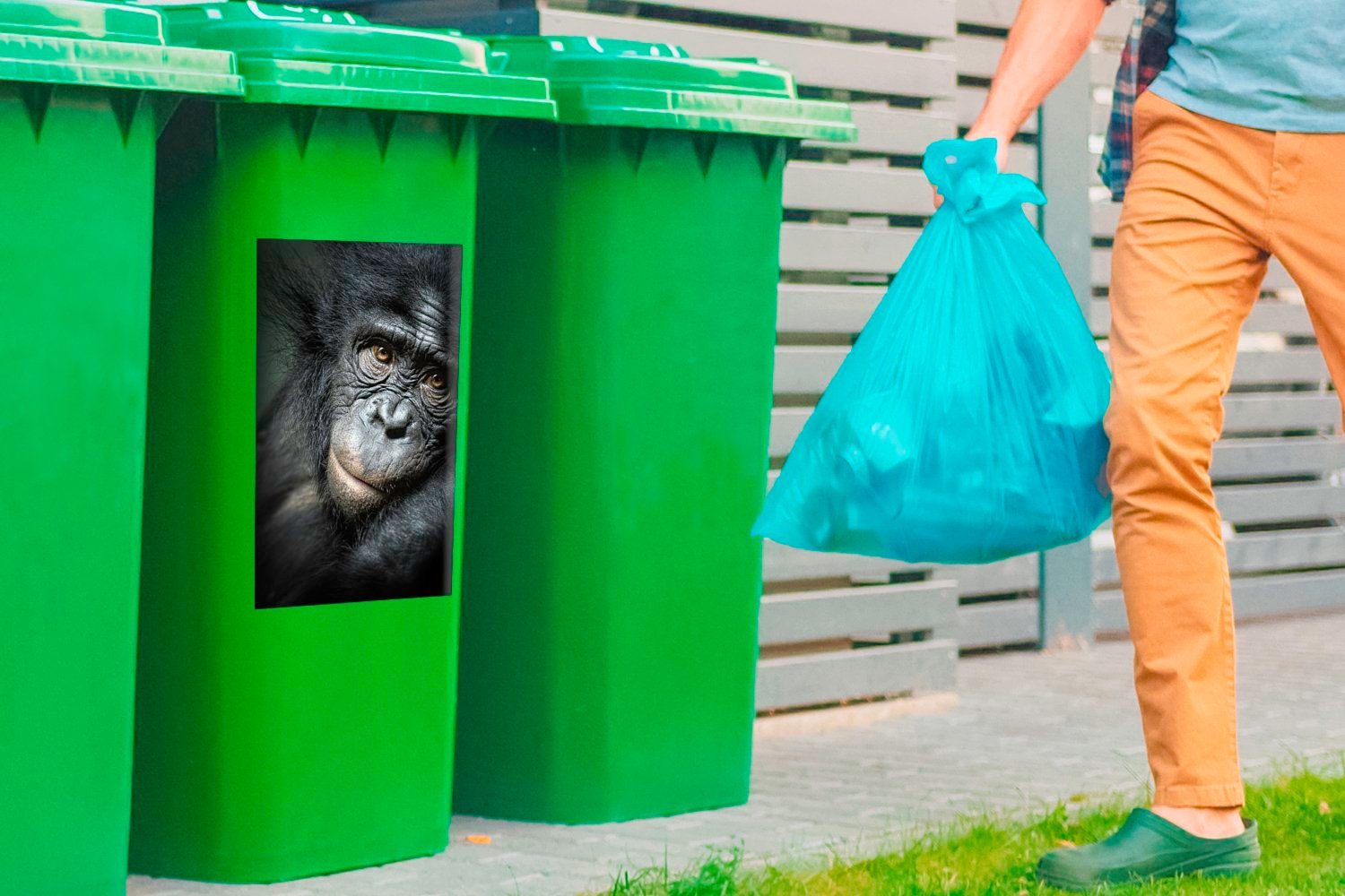 MuchoWow Wandsticker Schimpanse aus Nähe St), Sticker, (1 Abfalbehälter Mülleimer-aufkleber, nächster Mülltonne, Container