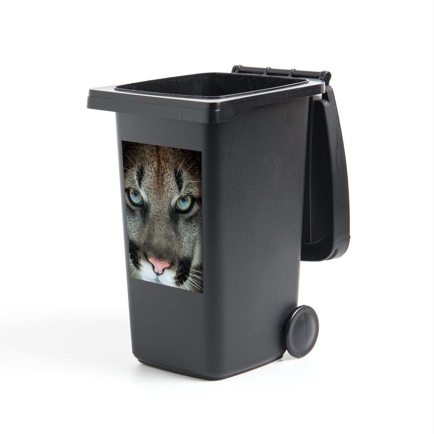 MuchoWow Wandsticker Ein Puma mit blauen Augen in Nahaufnahme (1 St), Mülleimer-aufkleber, Mülltonne, Sticker, Container, Abfalbehälter
