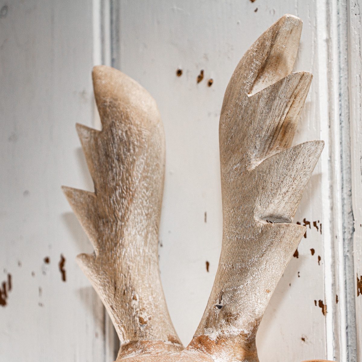 Antikas Wanddekoobjekt Holzbüste als Wanddekoration, Hirsch, Wanddeko, Gekalkt