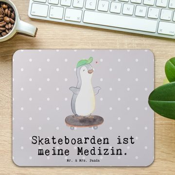 Mr. & Mrs. Panda Mauspad Pinguin Skateboarden - Grau Pastell - Geschenk, PC Zubehör, Mousepad, (1-St), Ergonomisch geformt