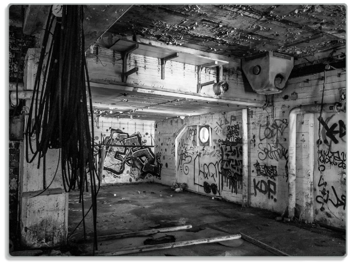 Wallario Schneidebrett Alte verlassene Fabrik in schwarz weiß mit Graffiti, ESG-Sicherheitsglas, (inkl. rutschfester Gummifüße 4mm, 1-St), 30x40cm