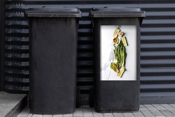 MuchoWow Wandsticker Draufsicht auf Essen mit gegrilltem Gemüse auf weißem Hintergrund (1 St), Mülleimer-aufkleber, Mülltonne, Sticker, Container, Abfalbehälter