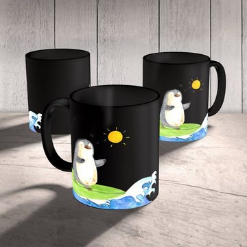 Mr. & Mrs. Panda Tasse Pinguin Surfer - Schwarz - Geschenk, Tasse, Kaffeetasse, Tasse Motive, Keramik Schwarz, Herzberührende Designs