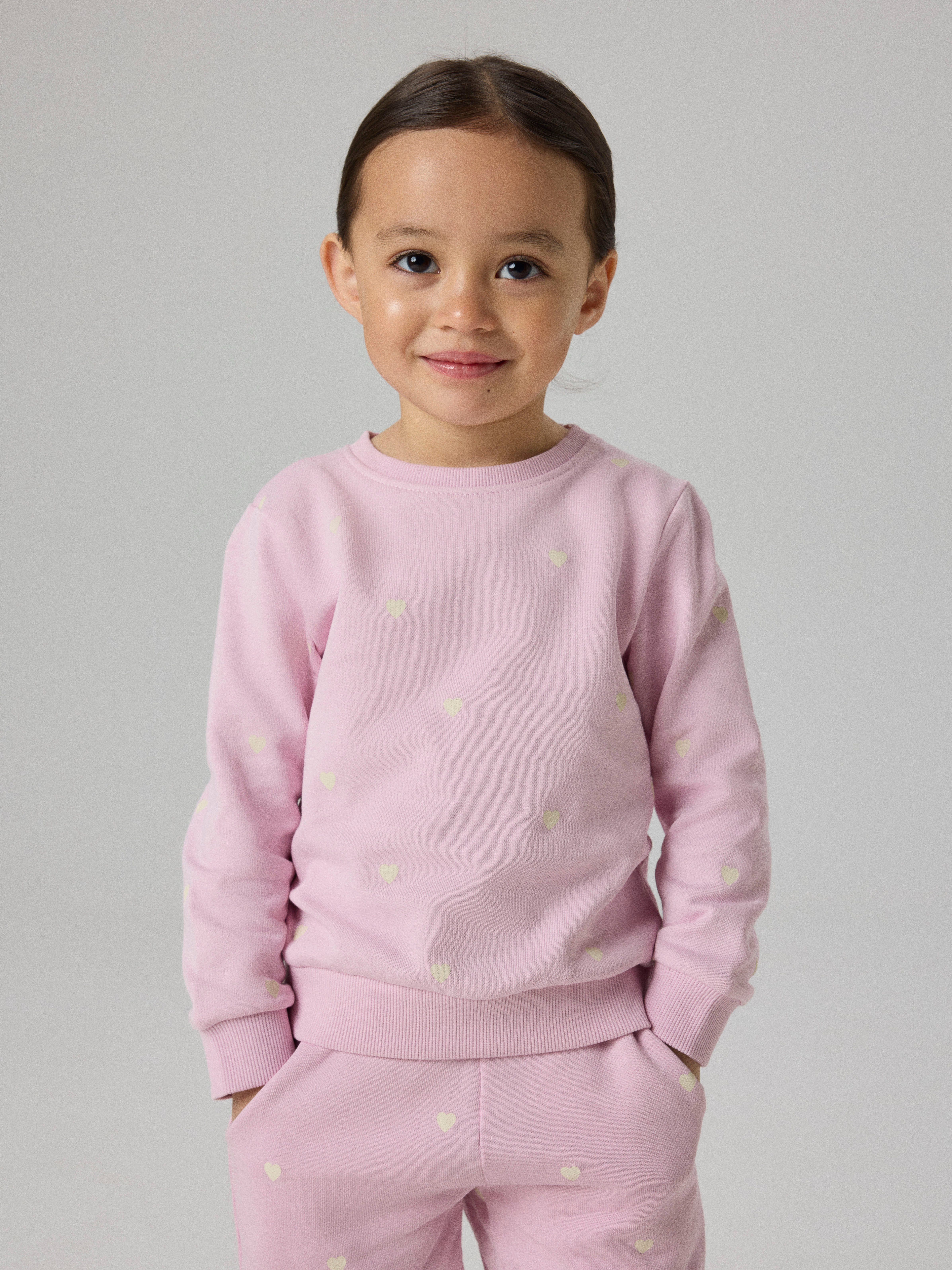 Name It Sweatshirt NMFVALBA – Sweater mit Herzchen-Alloverdruck und Rippbündchen bedruckt, casual, regular fit, Sweatware, Rundhals