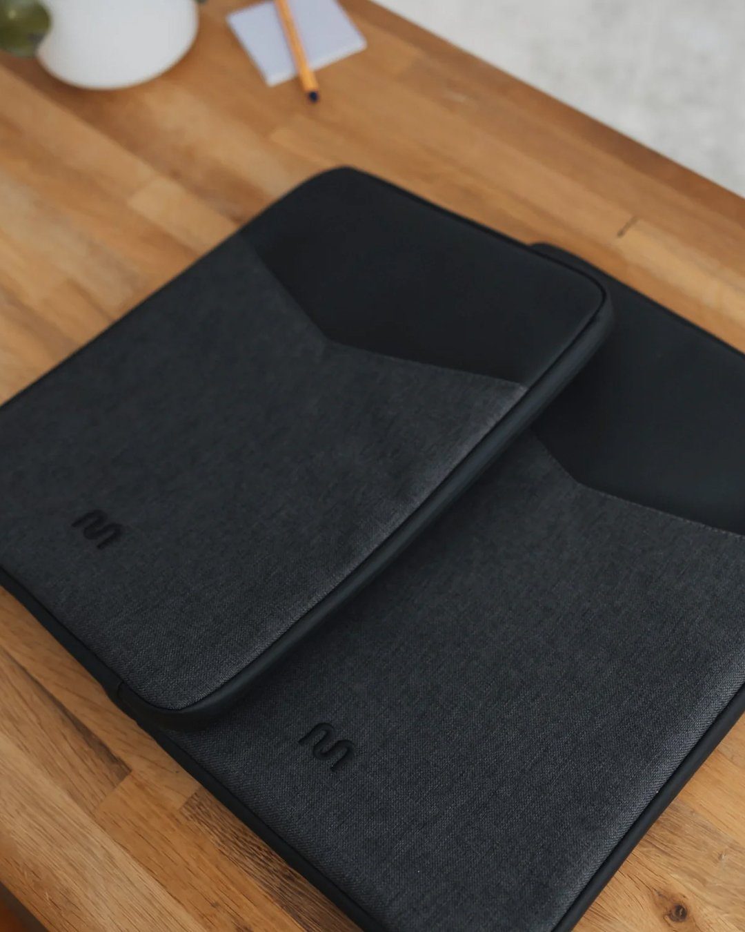 onemate Laptop-Hülle Laptop Sleeve / 16" schwarz, Wassergeschützte Reißverschlüsse, mit Stift- und Dokumentenfach