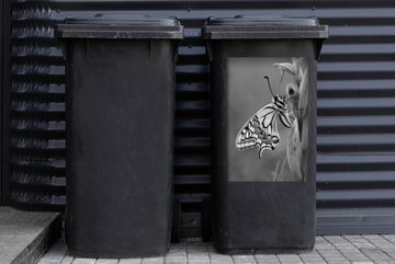 MuchoWow Wandsticker Seitenansicht eines Schwalbenschwanz-Schmetterlings - schwarz und weiß (1 St), Mülleimer-aufkleber, Mülltonne, Sticker, Container, Abfalbehälter