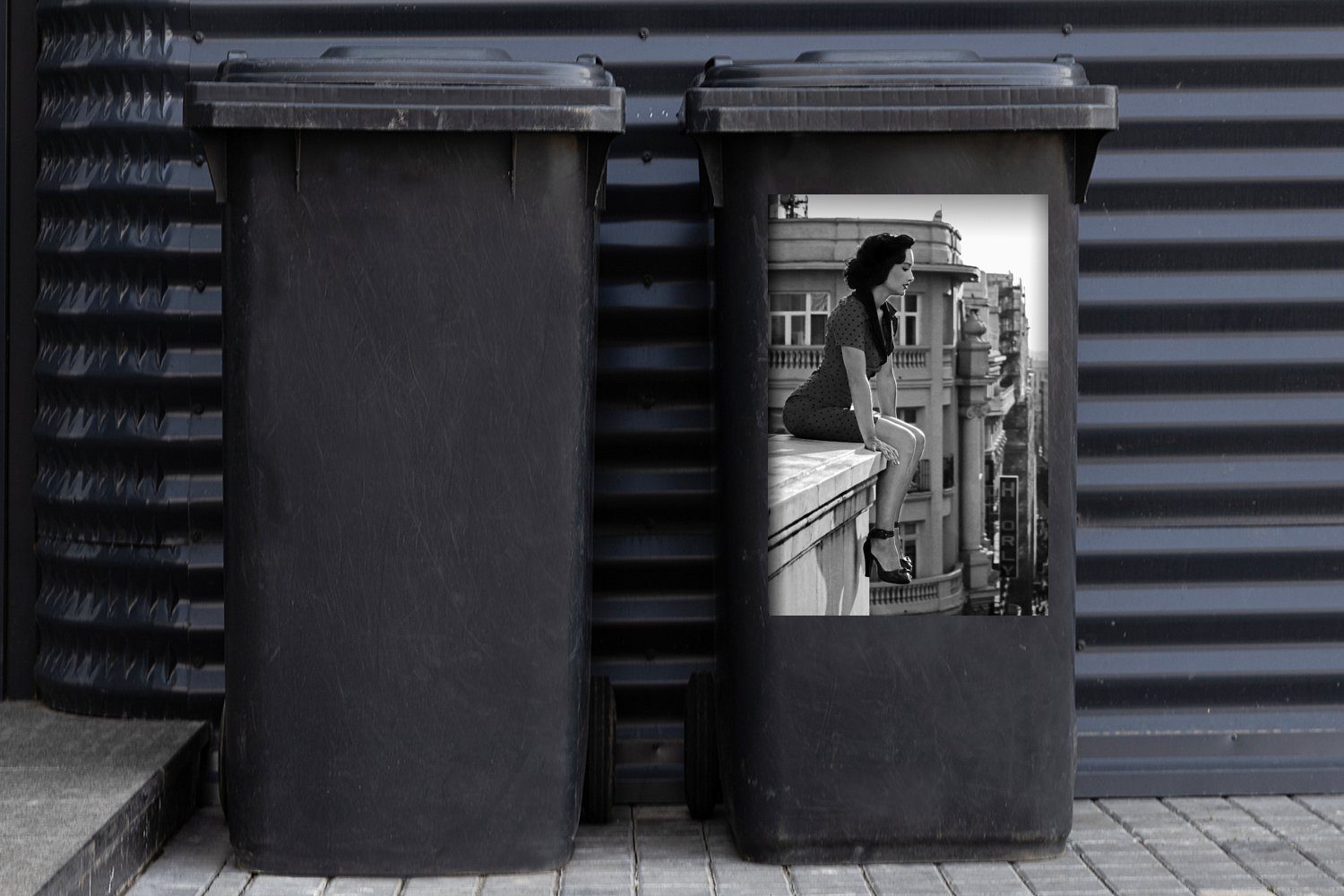 MuchoWow Wandsticker Madrid - (1 Mülltonne, Spanien - Container, St), - Mülleimer-aufkleber, Frau Abfalbehälter Architektur Sticker