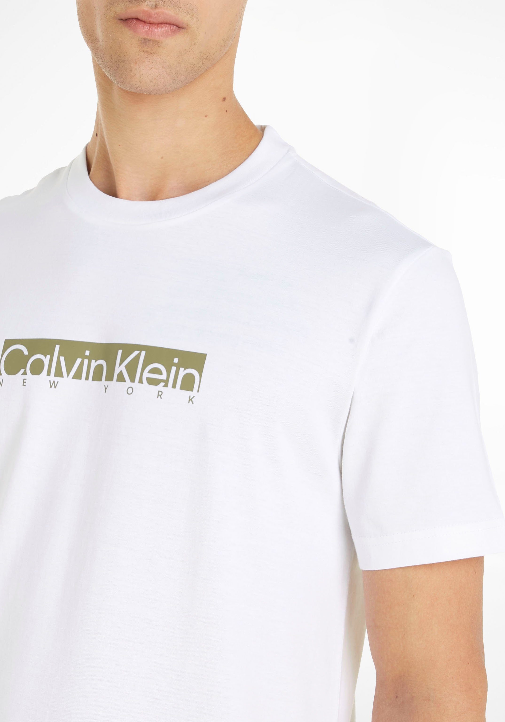 Calvin Klein auf der mit Klein Brust Calvin weiß Logo Kurzarmshirt