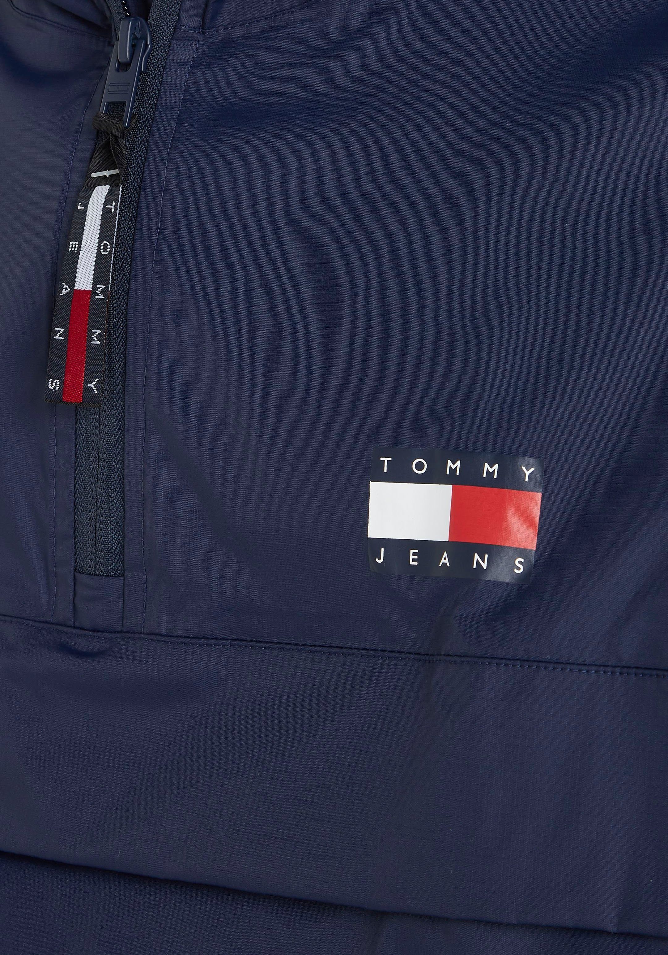 TwilightNavy TECH POPOVER Windbreaker mit PCKABLE CHICAGO TJM Tommy Jeans Details kontrastfarbenen
