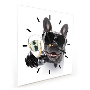 Primedeco Wanduhr Glasuhr Wanduhr Wandkunst Größe 30 x 30 cm mit Motiv Bulldogge mit Prosecco Glas