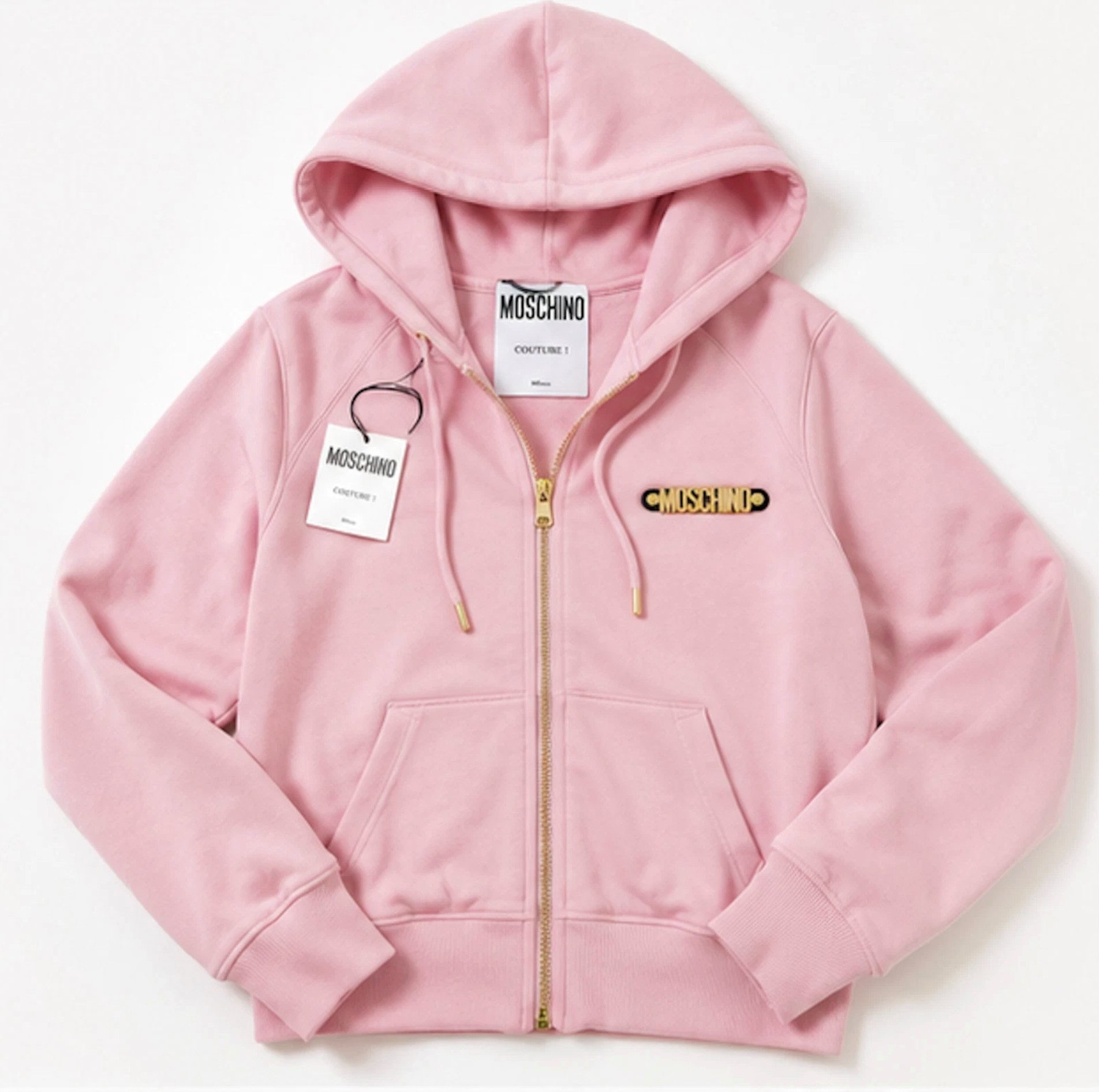 Moschino Kapuzensweatjacke Couture! Milano Kapuzenjacke Hoodie Sweatjacke Sweatshirt Markantes goldfarbenes Moschino-Metalllogo auf Brusthöhe