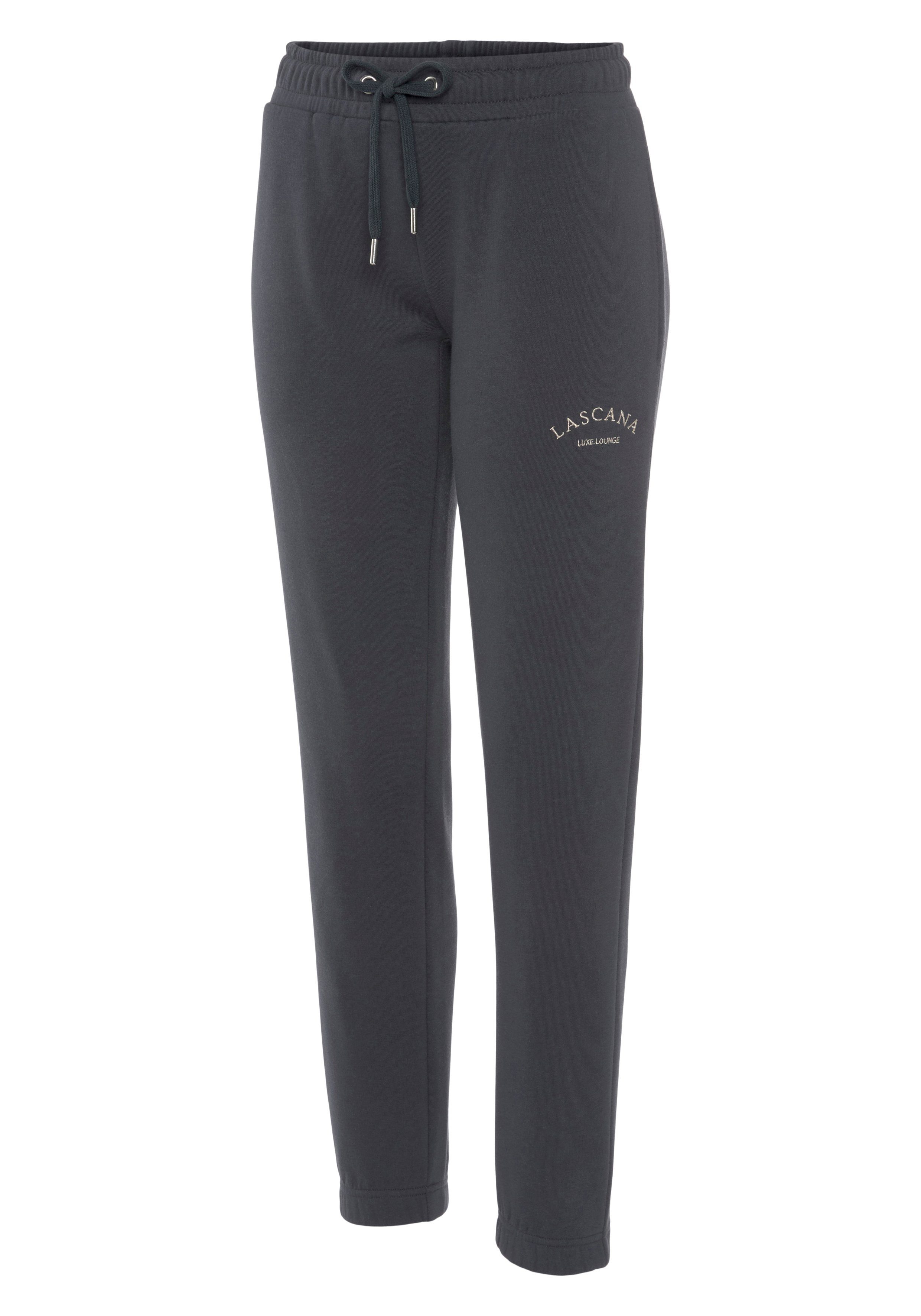 LASCANA Sweathose Loungehose mit seitlichen Taschen und Logostickerei, Loungewear