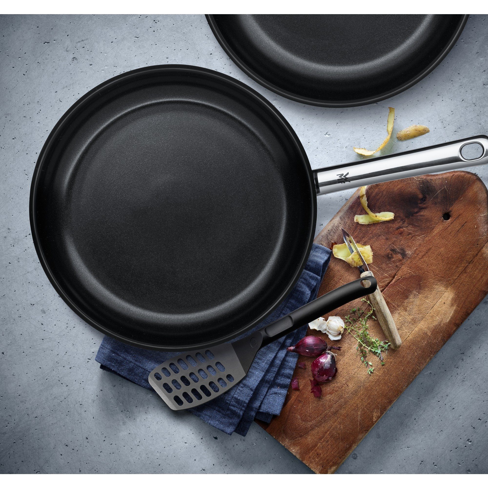 WMF Pfannen-Set Devil, Edelstahlpfanne Induktion mit Antihaftversiegelung, Cromargan® Edelstahl Rostfrei 18/10 (Set, 3-tlg., 2x Bratpfannen Ø 24/28 cm, 1x Pfannenwender), TransTherm®-Allherdboden, für alle Herdarten, inkl. Pfannenwender