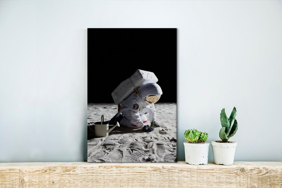 OneMillionCanvasses® Leinwandbild Astronaut - Mond 20x30 Leinwandbild fertig Gemälde, inkl. bespannt Gartenarbeit, Zackenaufhänger, - St), (1 cm