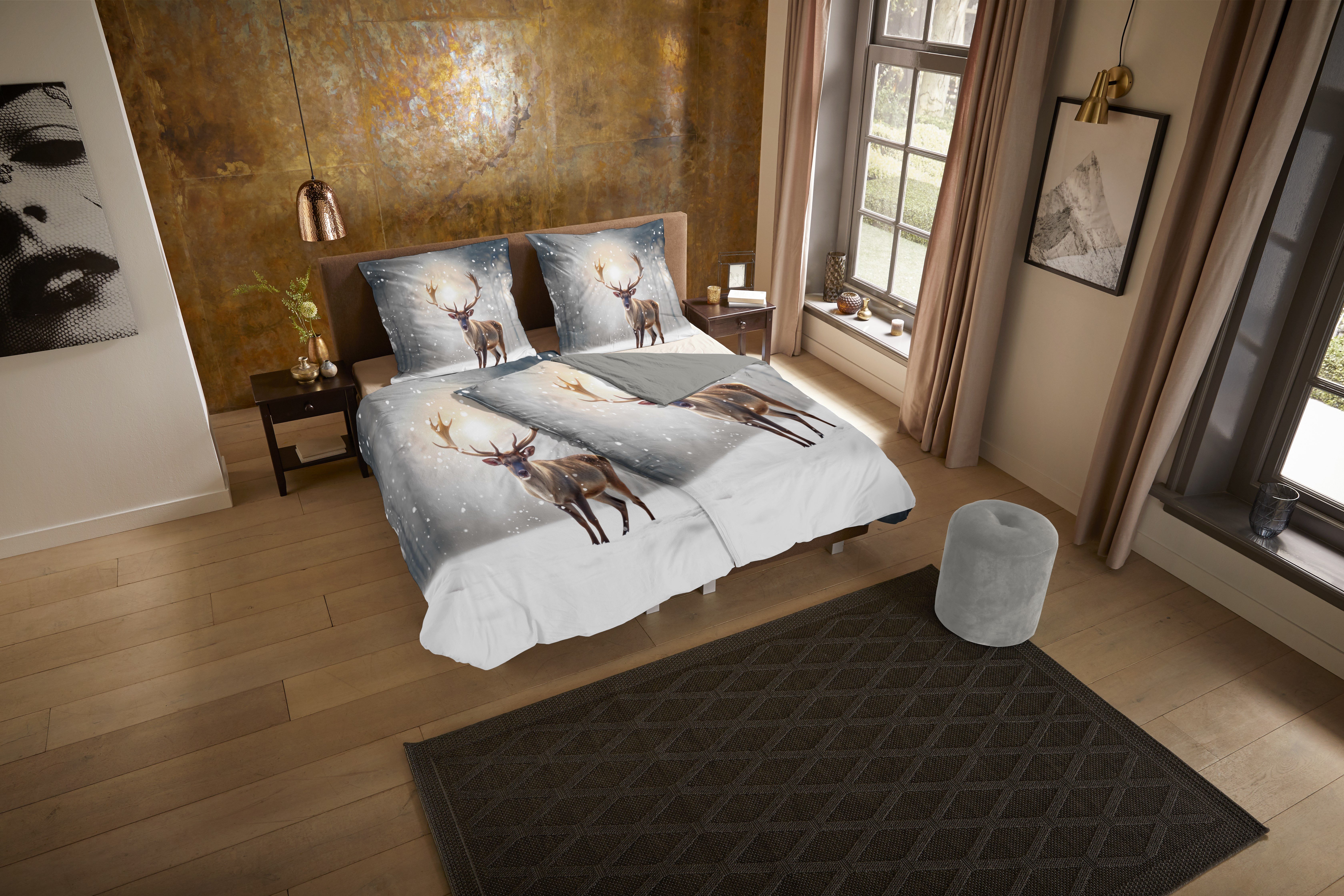 PURE luxury collection Wendebettwäsche Jeppe, Microfaser, 2 teilig, Mikrofaser, Pflegeleicht, Reißverschluss, Wendeoptik, winter rothirsch