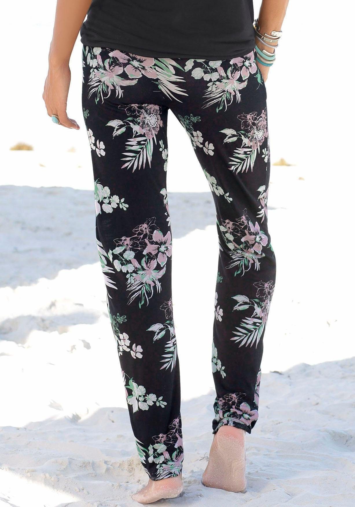 LASCANA Strandhose aus bequemer und leichter Viskose mit tropischem Druck, Jerseyhose, leichte Sommerhose, Schlupfhose