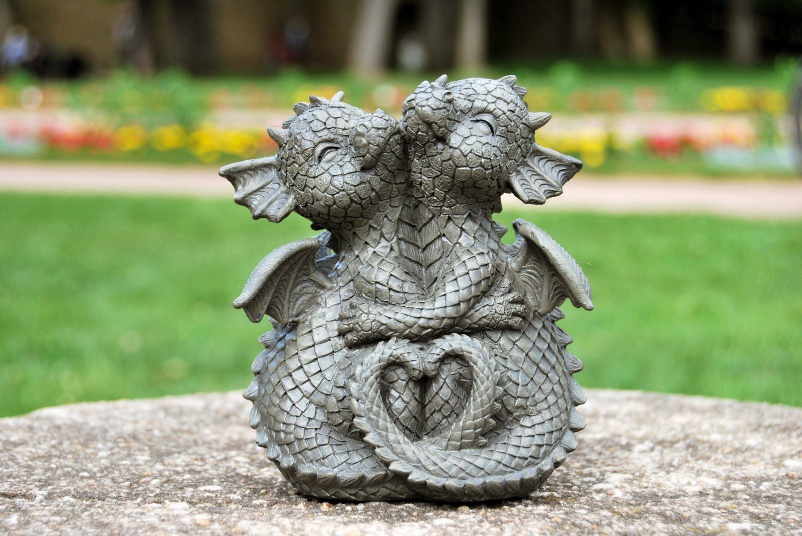 klein Gartenfigur MystiCalls Gartendrache Modell kuschelnd -