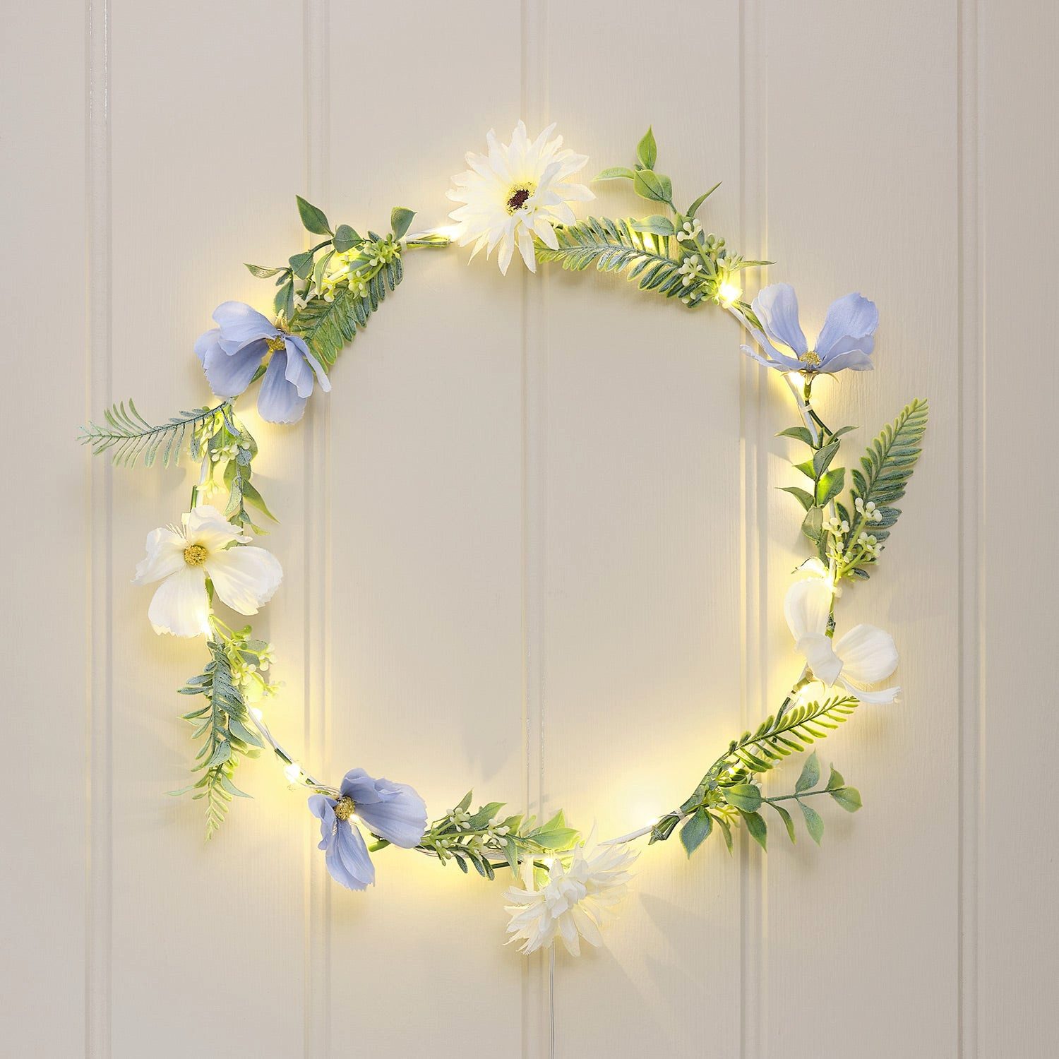 Lights4fun Dekokranz Weißer & blauer LED-Blumenkranz mit warmweißen Mikro-LEDs & Timer