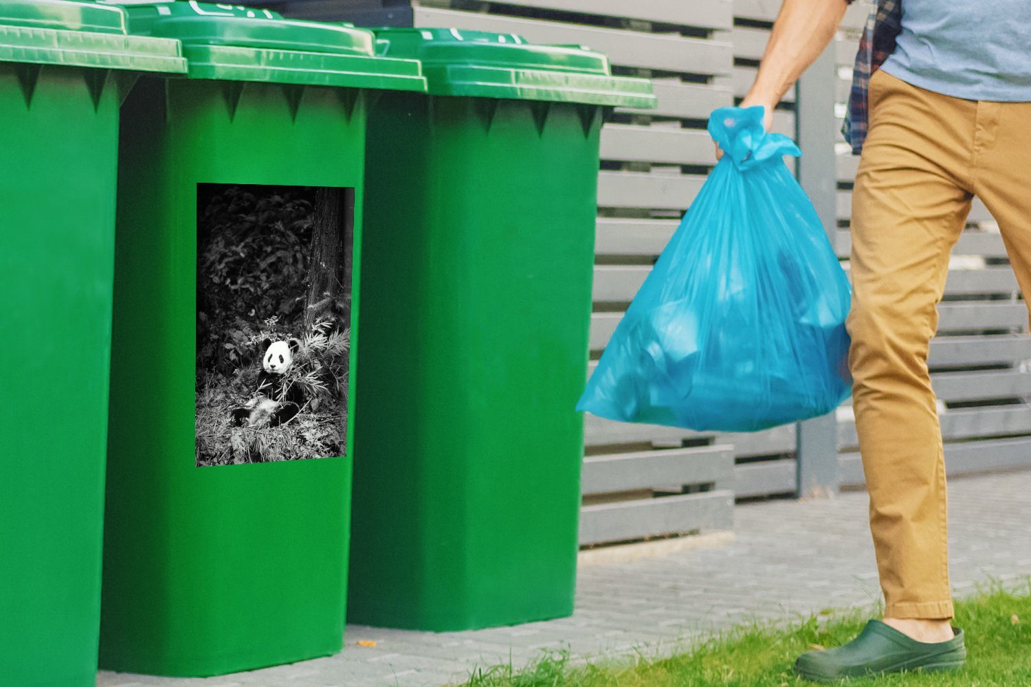 Mülltonne, Schwarz zwischen (1 in Bambus St), MuchoWow Weiß und dem Wandsticker Abfalbehälter Mülleimer-aufkleber, Sticker, Container, Panda