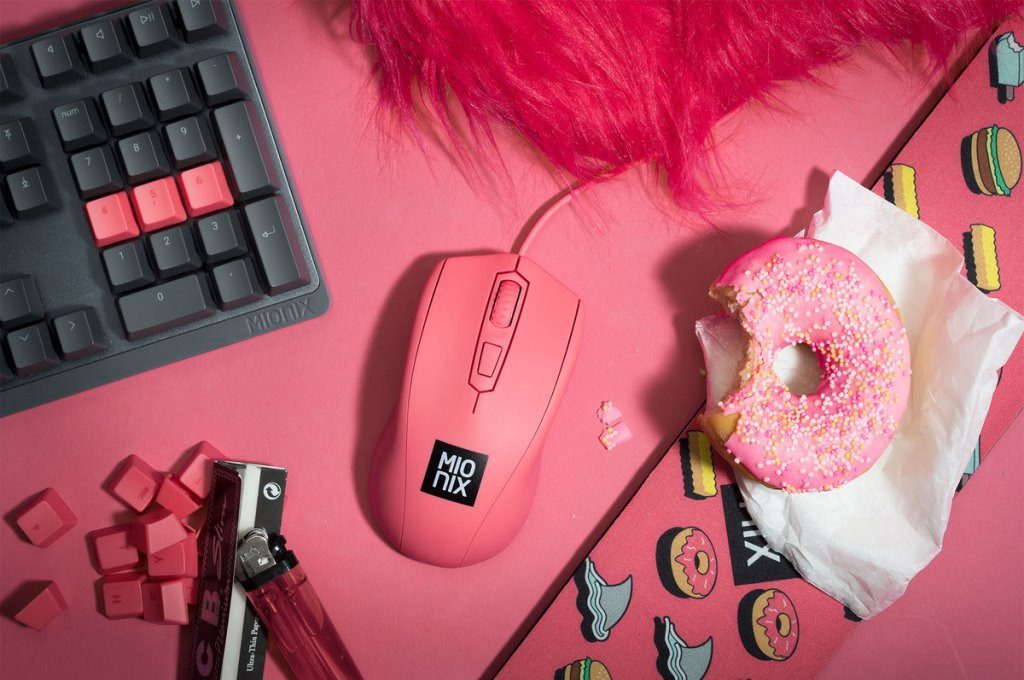 MIONIX Gaming + Artists Maus Avior Frosting Pink Optisch Mäuse (für Rechts- und Linkshänder RGB LED-Mausrad 5000 DPI optischer Sensor)