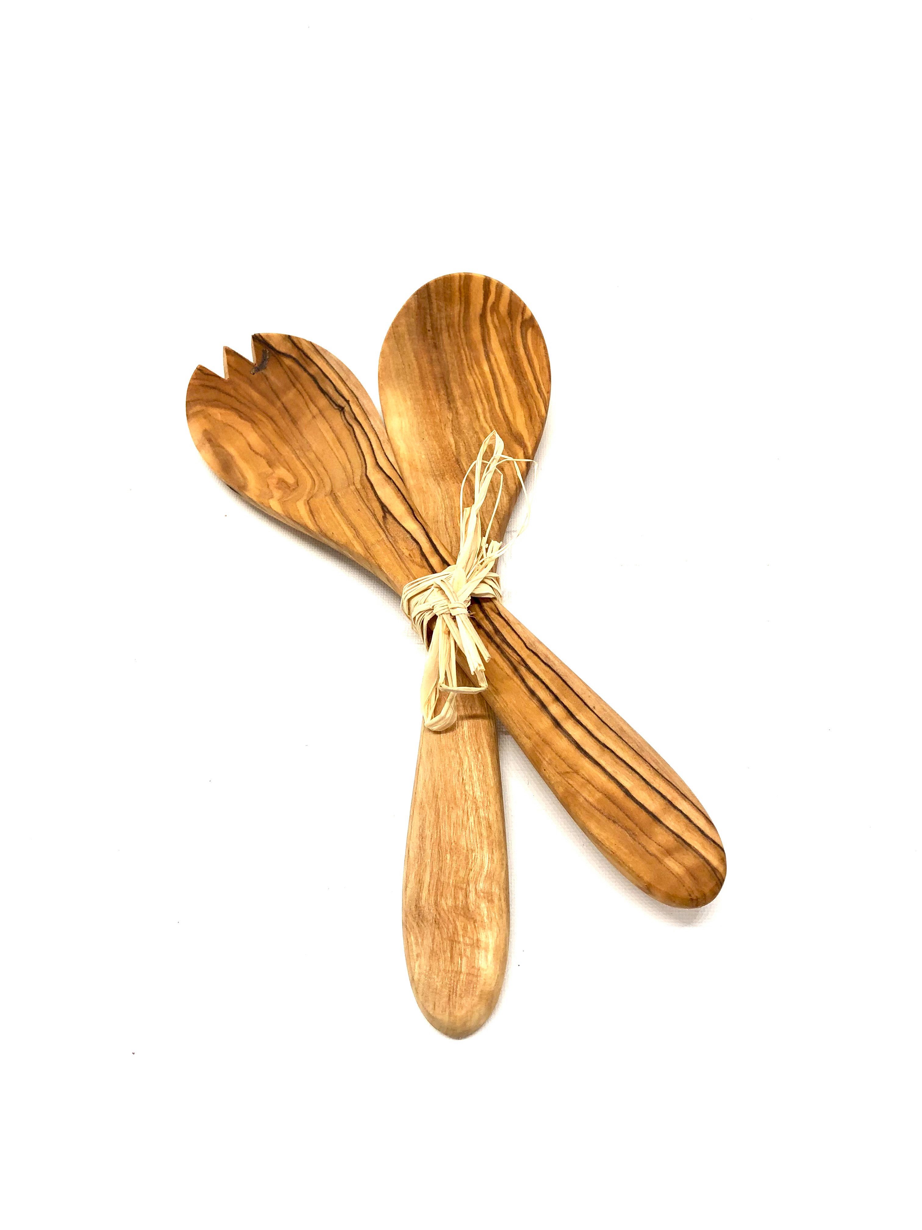 Olivenholz-erleben Salatbesteck aus echtem Olivenholz, mit Bastband gebunden, ca. 21 cm lang (2-tlg., 1x Salatgabel und 1x Salatlöffel), antibakterielle Wirkung, lebensmittelecht und geschmacksneutral. Reduzierter Preis € 10,45. Unverbindliche Preisempfehlung € 12,00, (€ 10,45 pro 1 Stk)