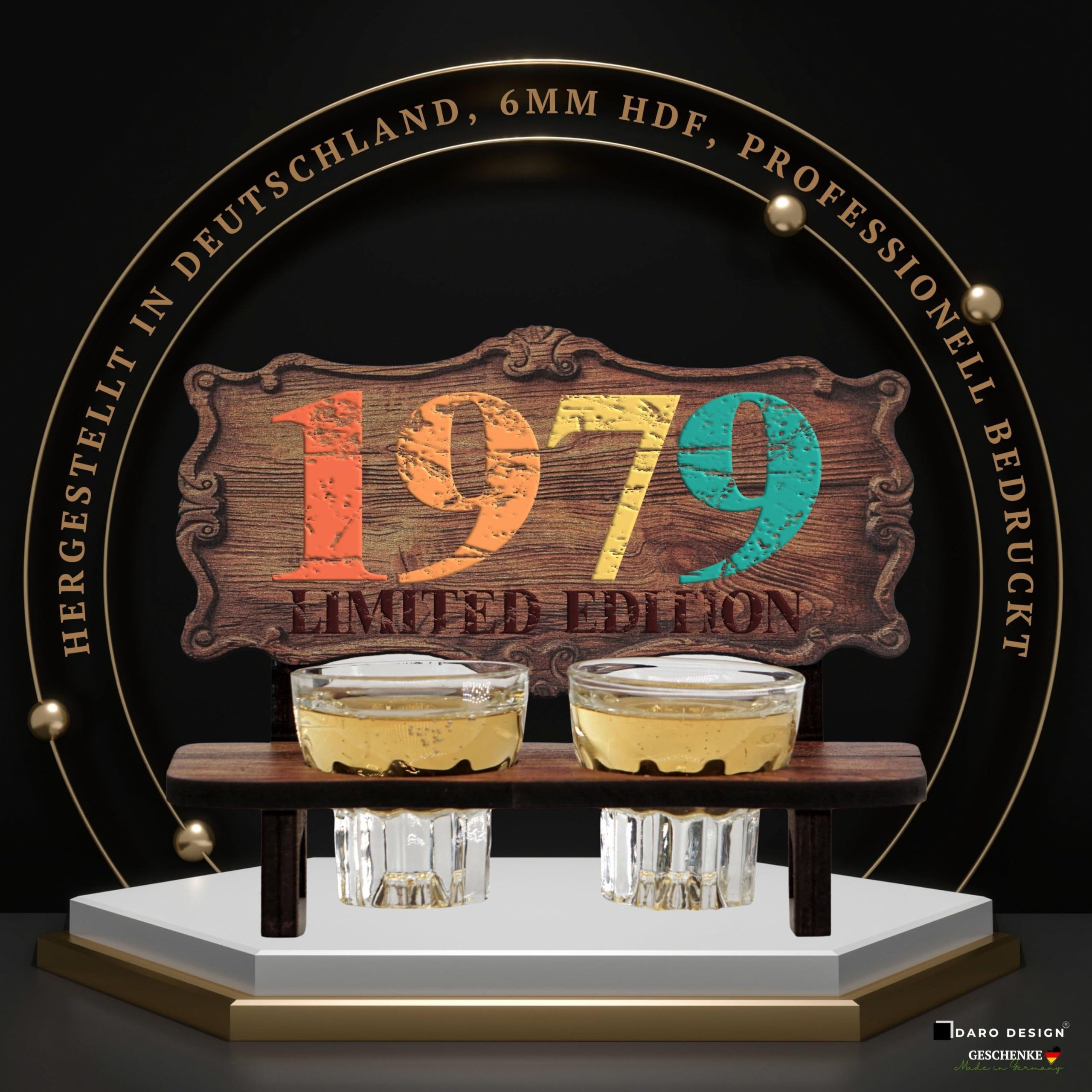 DARO Design Dekoobjekt Schnapsbank Jahrgang Vintage Geschenk mit 2 Gläsern (Geschenkset, Jahrgang 1979 – 2 Gläser), B 17 × H 13 cm, 6 mm HDF – Bild 4 von 5