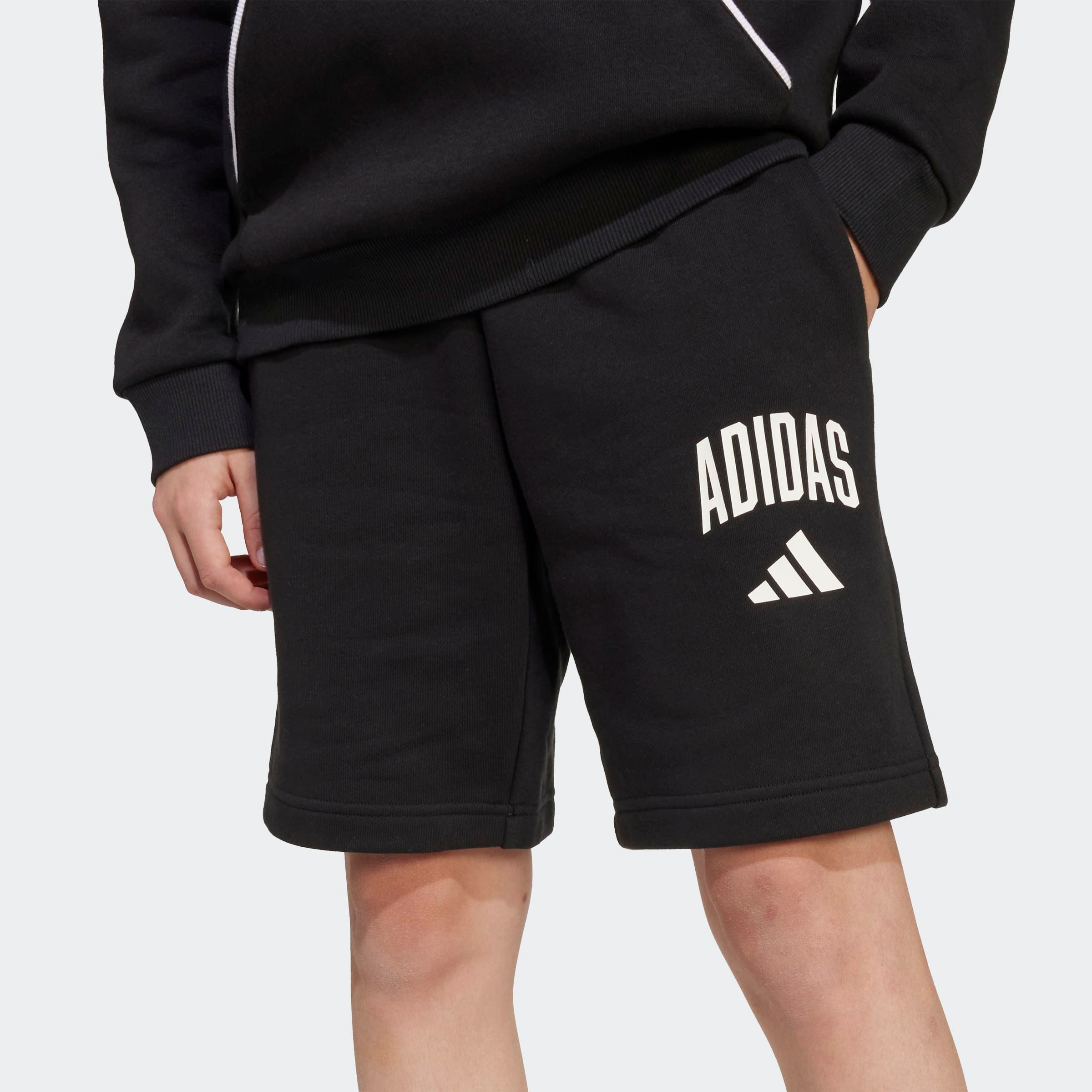 adidas Sportswear Shorts SEASONALS ESSENTIALS COLLEGIATE TYPOGRAPHY KIDS für Kinder und Teens, sportlicher Stil, aus Baumwolle und Polyester