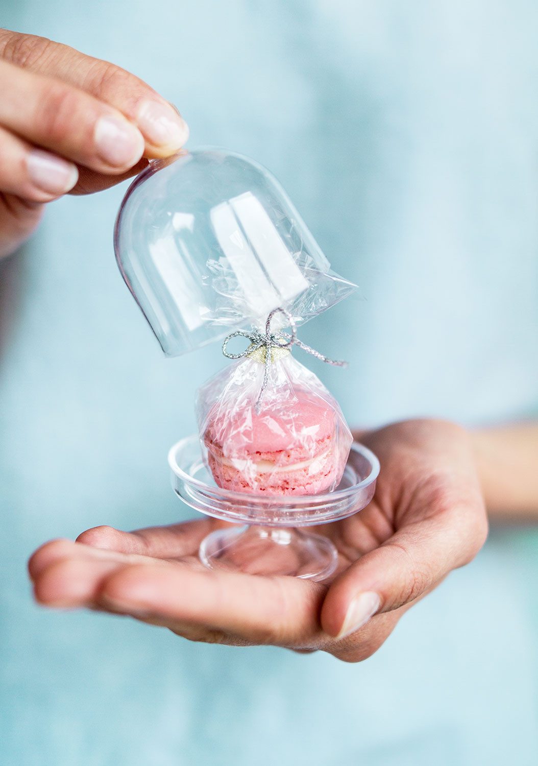 partydeco Geschenkbox, Mini Kuchenständer mit Glocke 5x7cm Kunststoff 3er Set Transparent