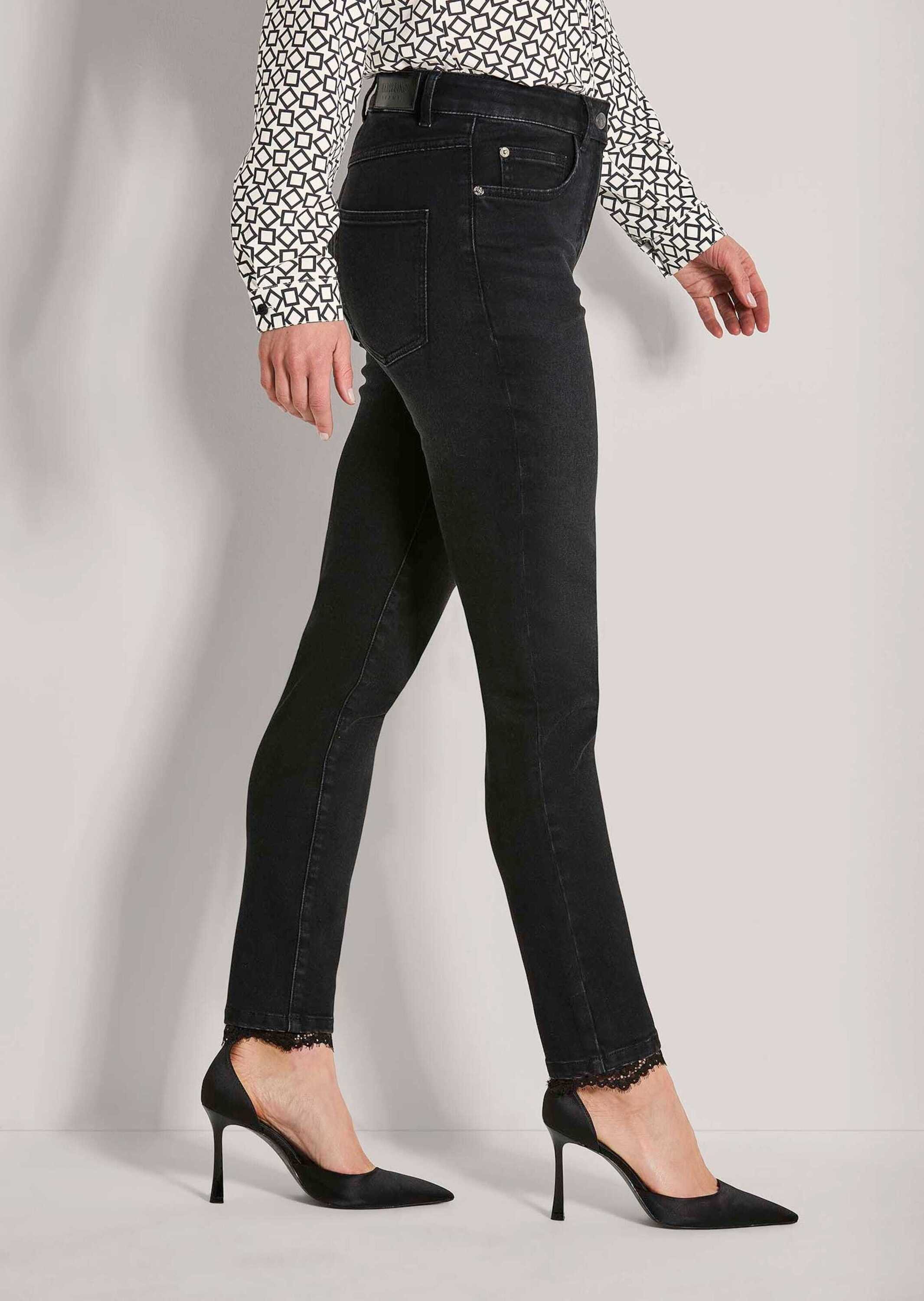 MADELEINE Gerade Jeans Kurzgröße: Slim Fit Five-Pocket-Hose Schmaler Schnitt mit Spitzenakzent am Saum